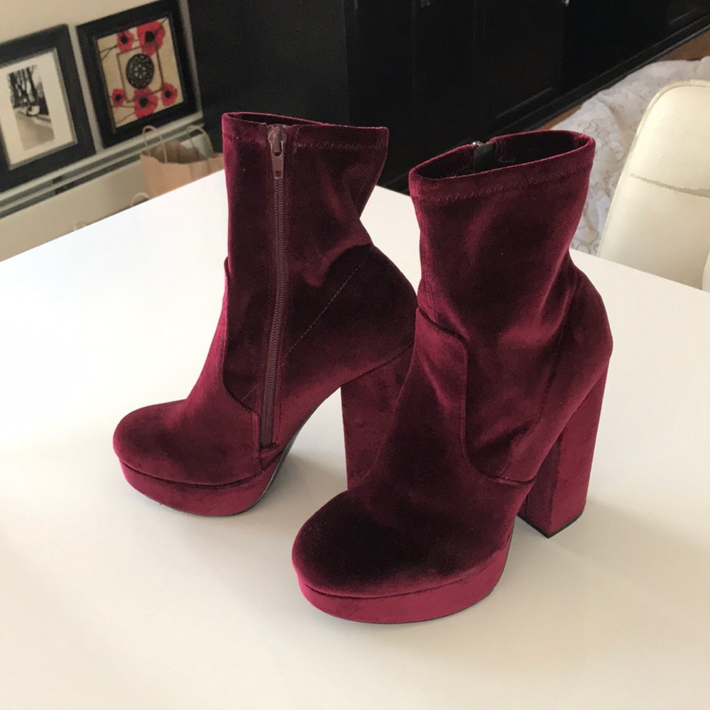 Steve Madden platform boot in burgundy velvet 🎸